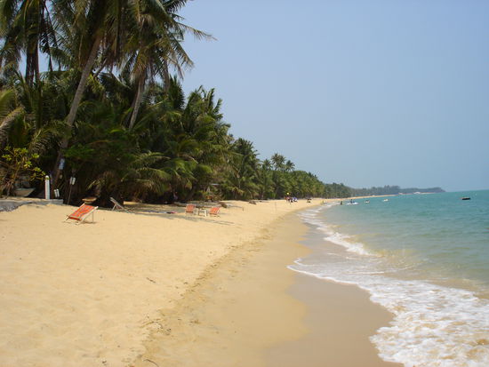 Unser Strand, die Liegen im Hintergrund sind manchmal von uns belegt...