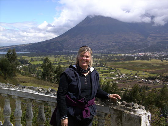 Kerstin und ein schlummernder Vulkan im Hintergrund