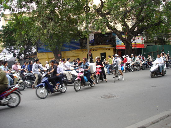 Egal wer gruen oder rot hat erstmal fahren alle Aufloesung folgt dann mit viel Hupen