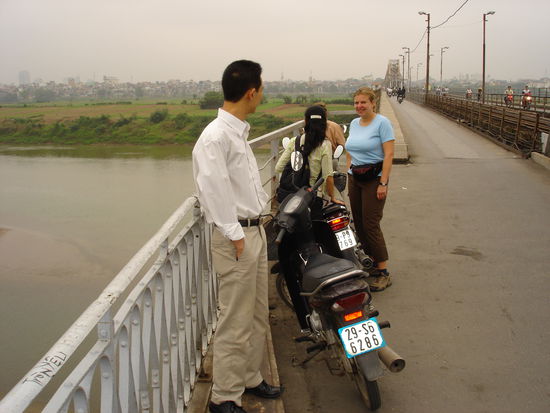 vorne links unser Fahrer und Mitte (leider nur von hinten) unsere Reiseleiterin Tra, rechts Corinna