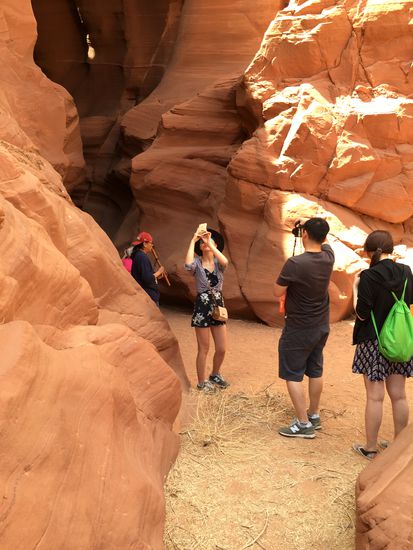 Zum Abschluss spielt er ein Lied zu Ehren des Canyon