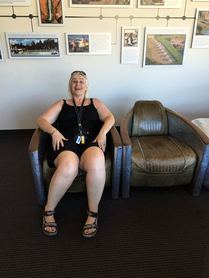 warte in meinem Sessel