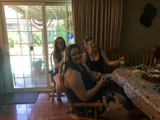 die drei Mädels haben Spass und Baby Mateo Hunger