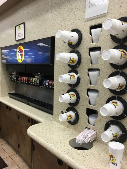 Es gab drei von diesen Getränkestationen,