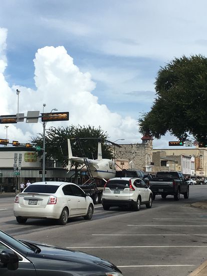 und Hubschrauber, die transportiert werden.