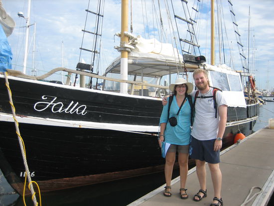 wir vor dem Schiff, dass uns raus auf die raue See und zum Reef bringen sollte