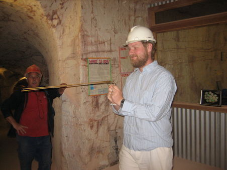 Heiko bei der urspruenglichen Art der Opalsuche