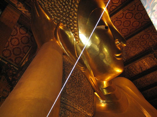 der liegende Buddha im Tempel "Wat Po"