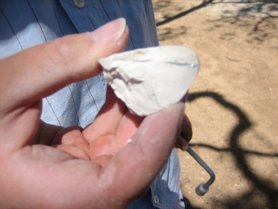 solche Stuecke kann man ueberall finden, wenn der kleine Streifen jetzt noch Farbspuren ethalten wuerde, waere der Stein sogar was wert