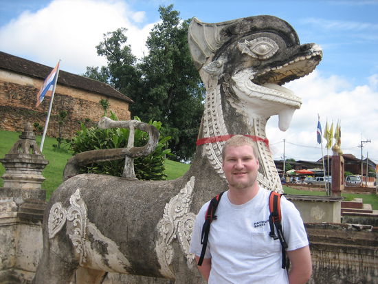 Heiko vor einem Tempelaufgang