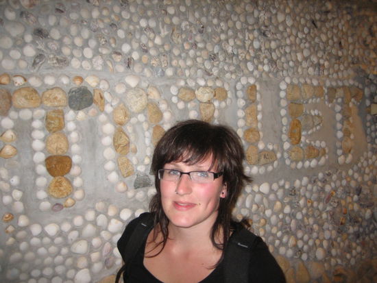 Simone nachdem sie fuer ca 4,80 Euro beim Friseur war