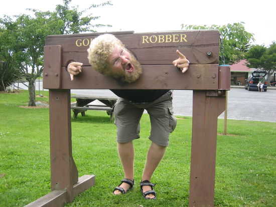 sim war sauer auf mich und wollte mich gefangen halten *scherzel*