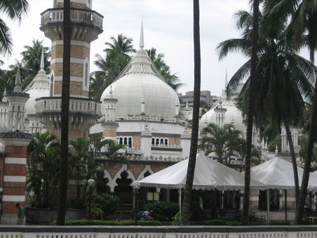 Masjid Jamek - eine Moschee in KL, die wir leider nicht von innen sehen konnten, da Simone kein Kopftuch dabei hatte
