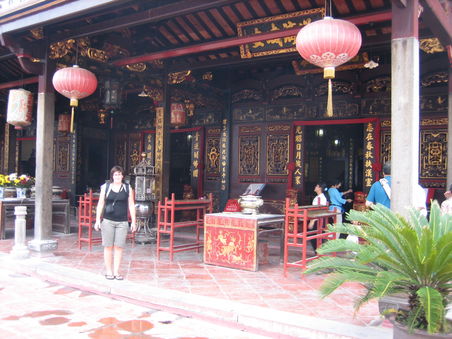 Simone vor einem chinesischen Tempel