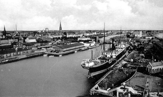 Bremerhaven um 1950
Blick vom Neuen Hafen zur Innenstadt: der
ausgebrannte Kirchturm ist erkennbar,Wohnhäuser wo sie einmal standen, sind nur zu ahnen