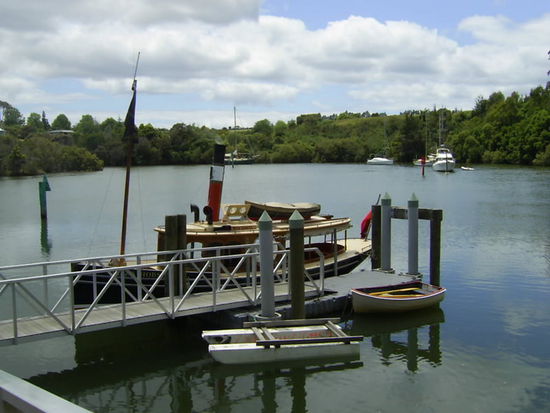 Kleine Bucht mit Nostalgiedampfer