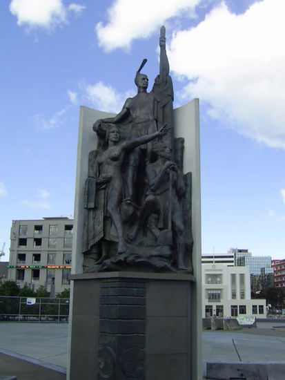 Denkmal an der Hafenpromenade