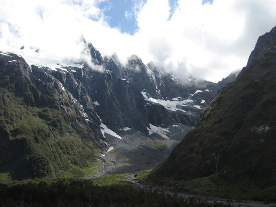 Bergmassiv vor dem Milford Sound