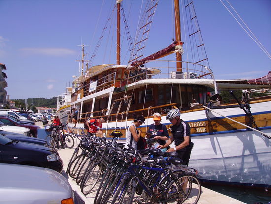 Unser Motorsegler im Hafen von Rab