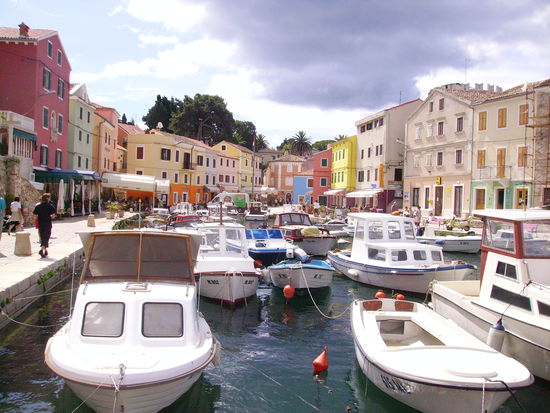 Blick auf restaurierte Häuser in Veli Losinj