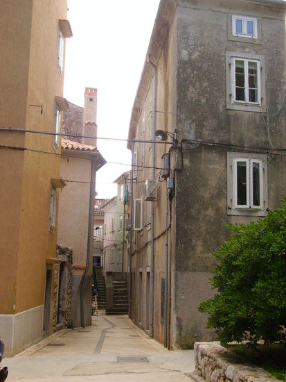 Viele enge, verwinkelte Gassen in Cres.