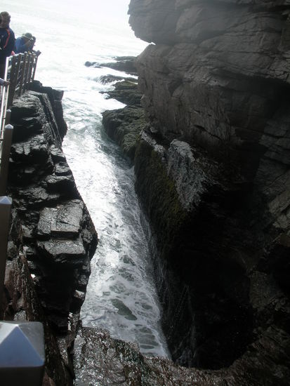 Thunder Hole!! Sieht doch sehr harmlos aus, oder?? Bei der Dusche standen wir ganz vorne am Geländer!!