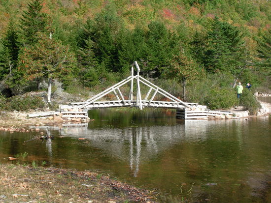 Diese Brücke soll wohl symbolisch die Hälfte des Weges darstellen! Wer's glaubt