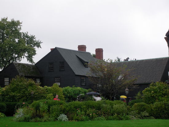 Blick auf den Garten des Hauses