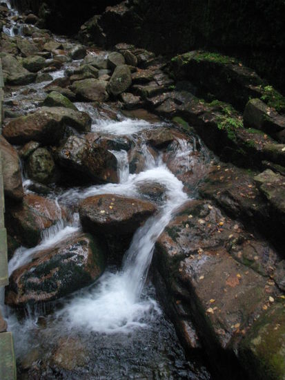 traumhafte Wasserfälle in der  Flume Gorge Namens "Avalanche Falls"