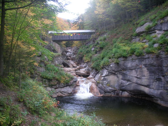 ein wunderschöner Anblick mit Covered Bridge, Wasserfall und Pool
