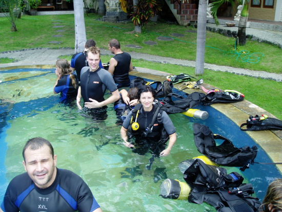 Erste Tauchversuche im Pool