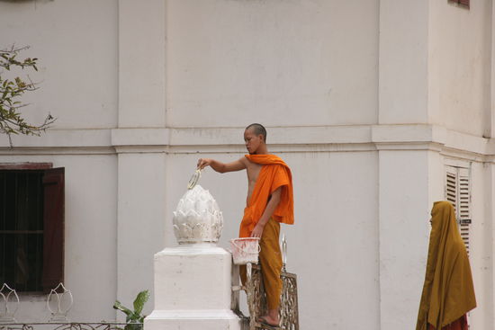 Mönch bei der Arbeit (Vat Xieng Thong, Luang Prabang)