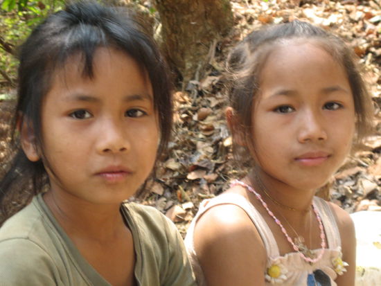 Kinder bei den Buddha Caves verkaufen Kieselsteine, Vögel in kleinen Käfigen ...