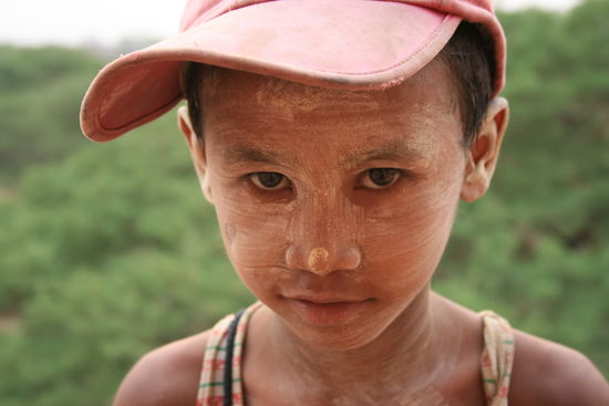 kleiner Postkartenverkäufer in Bagan