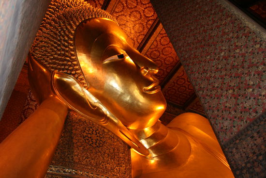 Liegender Buddah (45 m lange Goldstatue)