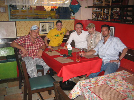 Bild vom letzten Abend in Bangkok. Ray, Frank, Mathias, Ingo und Nil