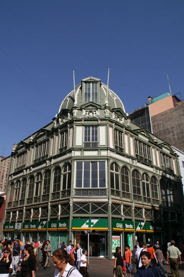 Ein altes Haus direkt am Hauptplatz "Las Armas" von Santiago - natürlich mit einer der sehr vielen Apotheken im Erdgeschoss