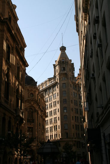 Ich fühle mich fast ein bisschen an die Architektur Berlins oder anderer europäischer Großstädte erinnert
