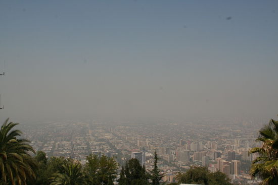 Santiago im Frühnebel - kleiner Scherz! Das ist natürlich Smog ohne Ende. Aber zumindest laufen die Leute hier in den Straßen noch nicht mit Mundschutz herum, wie ich es oft schon in asiatischen Großstädten gesehnen habe.