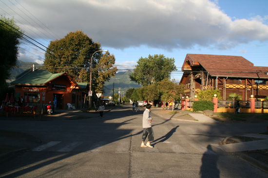 Links ist der Busbahnhof zu sehen und noch etwas weiter die Straße ´runter ist dann auch gleich mein Hostel.
