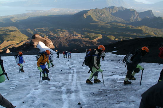Unsere ersten Gehversuche mit den Eiskrallen. Im Tal ist der See zu erkennen, an dem Pucón liegt.