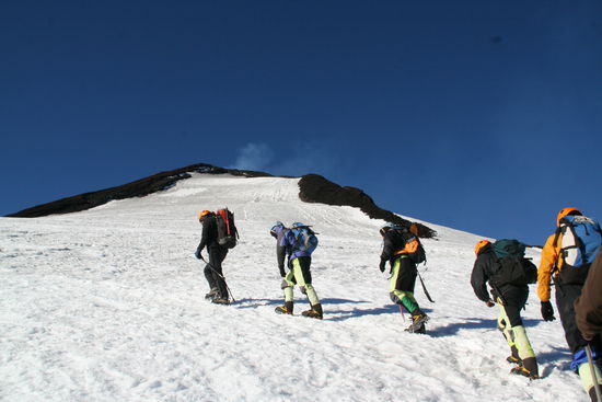 Ich lasse erstmal sechs Bergsteiger vor mir, die ich dann auf der Zielgeraden, die sicherlich sehr steil sein wird, überholen werde...