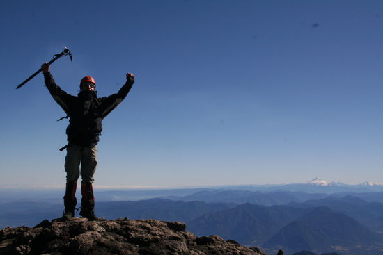 Gipfelstürmer! - im Hintergrund sind weitere Vulkane zu sehen.