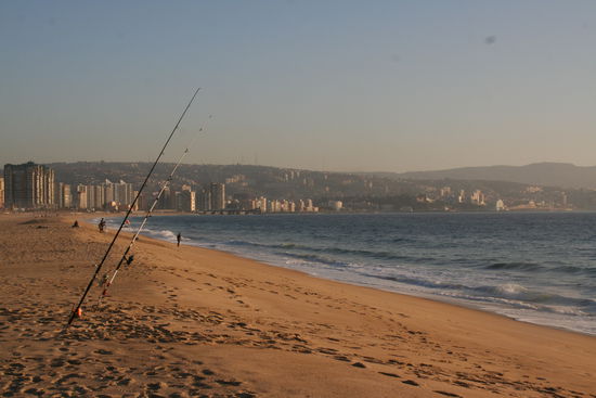 An diesem Strand liege ich so ziemlich jeden Nachmittag, wenn sich die Sonne denn mal durch den allmorgentlichen Nebel gekämpft hat.