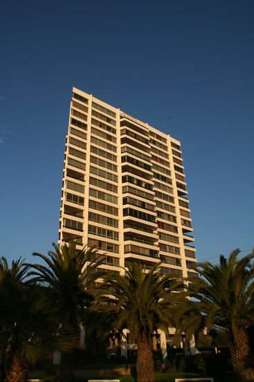 Die Architektur der Strandpromenade ist hier fest in der Hand der 70er Jahre - aber wenigstens konsequent!