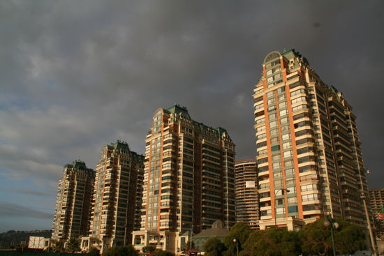 Doch die postmoderen Kitscharchitektur der 80er Jahre lässt nicht lange auf sich warten...