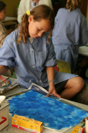 Florencia beim "Rollen" eines Hintergrunds.