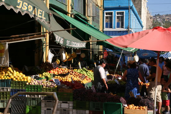 In und rund um eine große Markthalle gruppieren sich reihenweise Obst- und Gemüsestände. Der Fischmarkt befindet sich zum Glück am anderen Ende der Stadt.