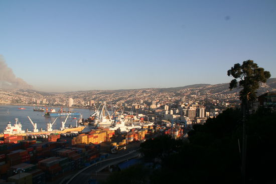 Blick vom Süden auf den Hafen und die Stadt. Im Hintergrund kann man es in Vina del Mar brennen sehen...