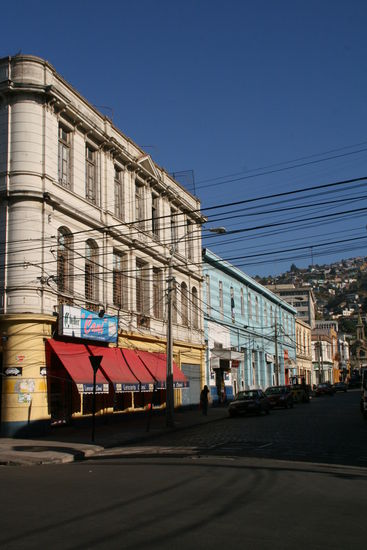 Viele Straßenzüge sehen hier noch so aus. Sicherlich gibt es auch viel schlimme Bausünden, besonders aus den Siebzigern, aber die will doch hier keiner sehen.